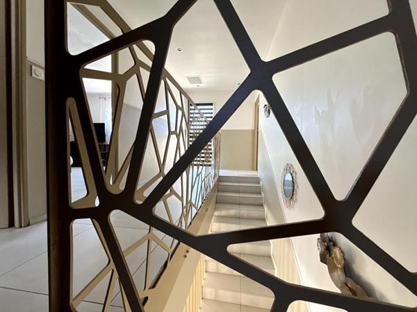 Magnifique villa de standing de 170 m²  sur un terrain 4 faces  avec piscine dans un secteur prisé