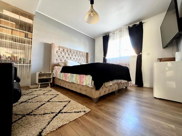 Magnifique villa de standing de 170 m²  sur un terrain 4 faces  avec piscine dans un secteur prisé