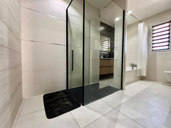Magnifique villa de standing de 170 m²  sur un terrain 4 faces  avec piscine dans un secteur prisé