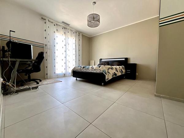 Magnifique villa de standing de 170 m²  sur un terrain 4 faces  avec piscine dans un secteur prisé