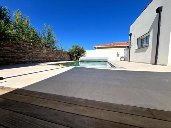 Magnifique villa de standing de 170 m²  sur un terrain 4 faces  avec piscine dans un secteur prisé