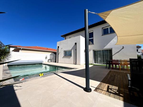 Magnifique villa de standing de 170 m²  sur un terrain 4 faces  avec piscine dans un secteur prisé