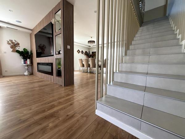 Magnifique villa de standing de 170 m²  sur un terrain 4 faces  avec piscine dans un secteur prisé