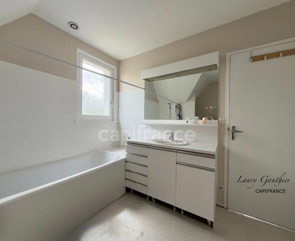 MAISON INDIVIDUELLE – 176 m² – 5 CHAMBRES – GRAND JARDIN 2 500 m² – DOUBLE GARAGE – ENVIRONNEMENT CALME