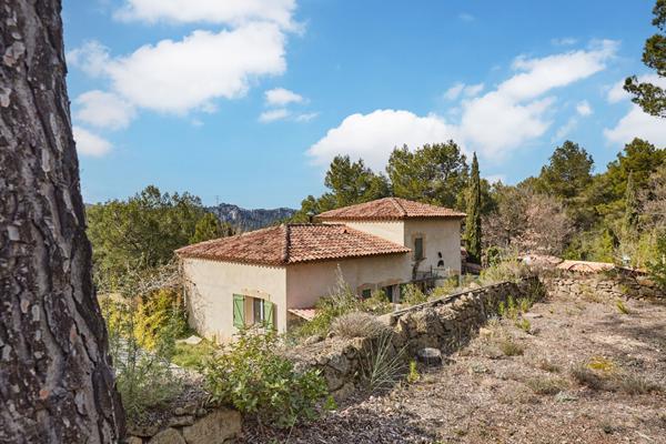 Propriété Rognes 5 pièces 124 m2 avec dépendance T2 sur parcelle de plus d'un hectare