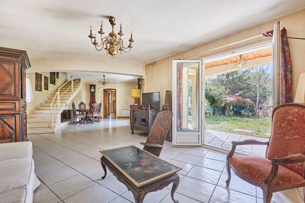 Propriété Rognes 5 pièces 124 m2 avec dépendance T2 sur parcelle de plus d'un hectare