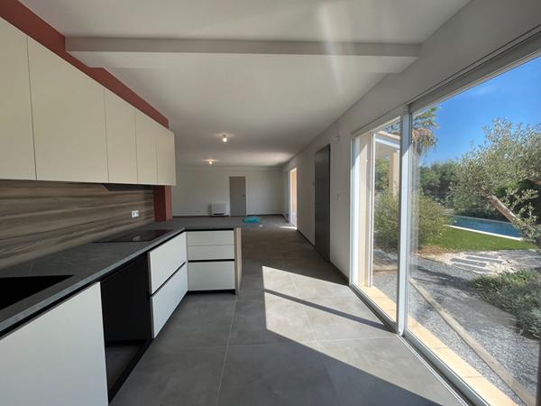 HYERES Ouest , A Vendre, Villa Neuve T7, 142.50 M2, Jardin, Piscine, Garage.