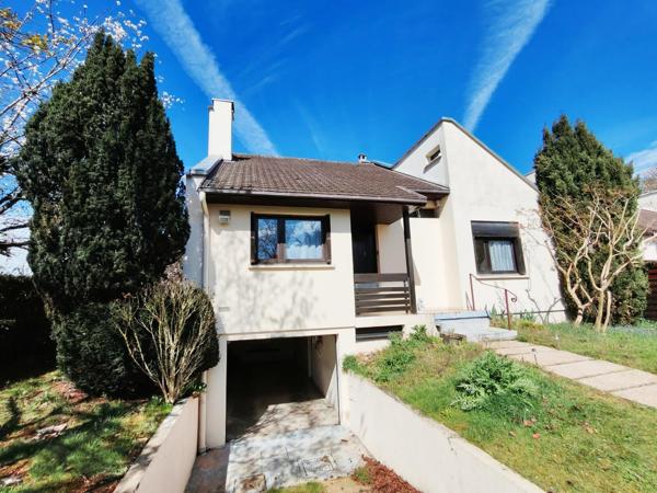 Maison individuelle avec sous-sol total sur 411 m² de terrain.