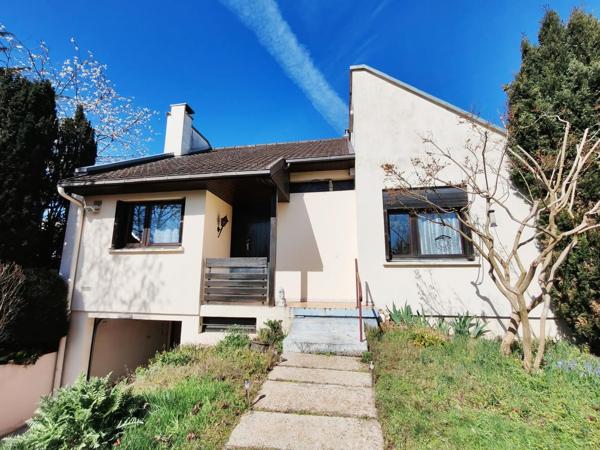 Maison individuelle avec sous-sol total sur 411 m² de terrain.