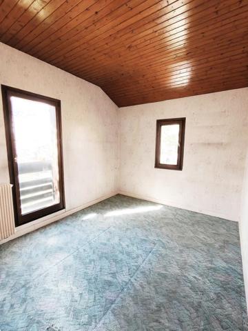 Maison individuelle avec sous-sol total sur 411 m² de terrain.
