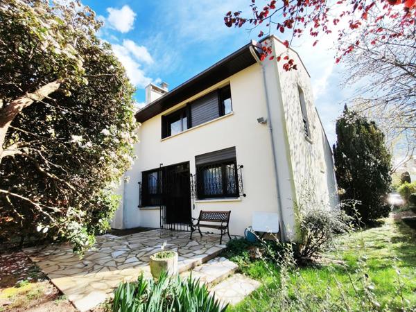 Maison individuelle avec sous-sol total sur 411 m² de terrain.