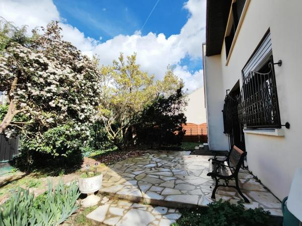 Maison individuelle avec sous-sol total sur 411 m² de terrain.