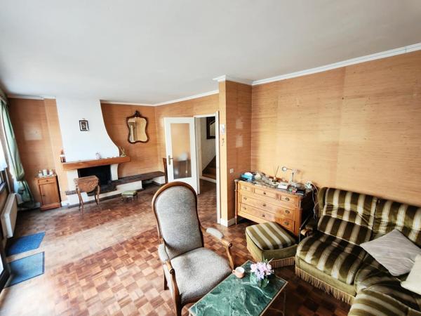 Maison individuelle avec sous-sol total sur 411 m² de terrain.