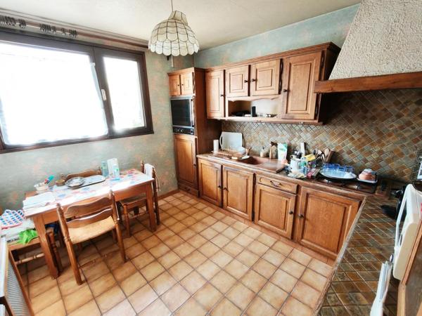 Maison individuelle avec sous-sol total sur 411 m² de terrain.