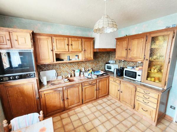 Maison individuelle avec sous-sol total sur 411 m² de terrain.