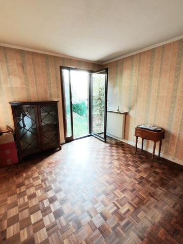 Maison individuelle avec sous-sol total sur 411 m² de terrain.