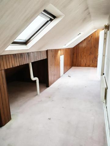 Maison individuelle avec sous-sol total sur 411 m² de terrain.