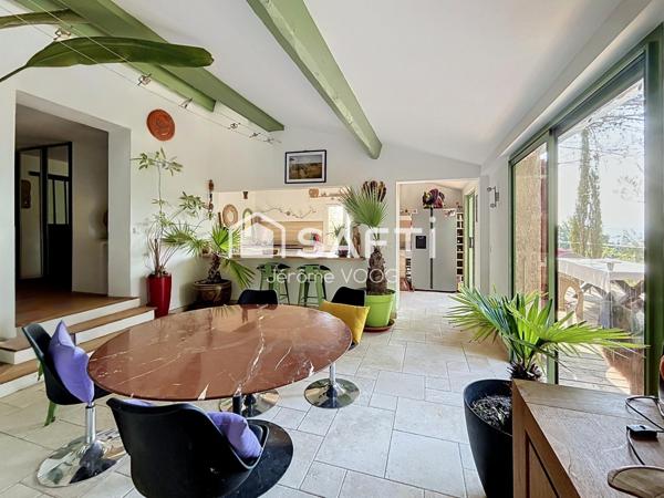 Maison d’architecte avec piscine à débordement au cœur de la pinède à Pierrevert