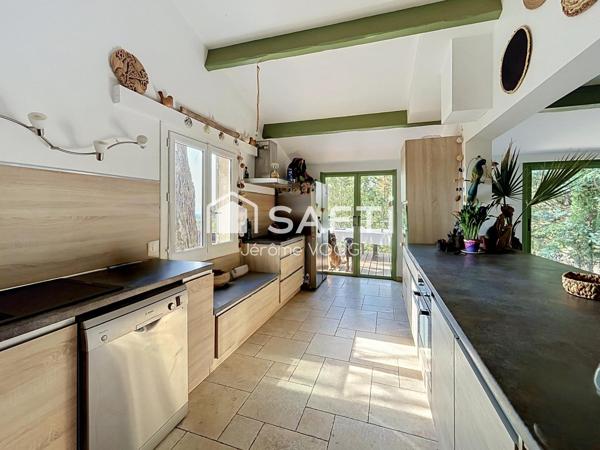 Maison d’architecte avec piscine à débordement au cœur de la pinède à Pierrevert