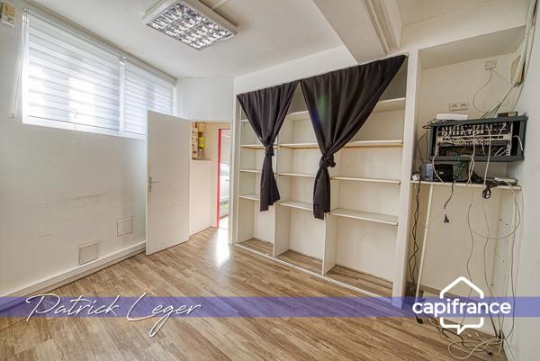 Immeuble de rapport de 160 m², avec local commercial au rez-de-chaussée, appartement T4 à l’étage, à 20 minutes à pied de la gare de La Rochelle.