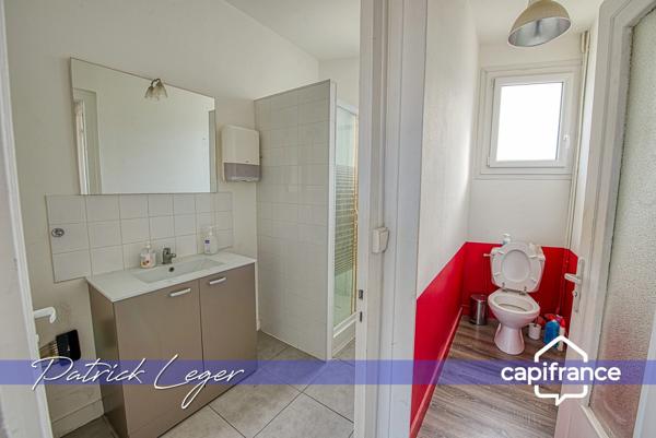 Immeuble de rapport de 160 m², avec local commercial au rez-de-chaussée, appartement T4 à l’étage, à 20 minutes à pied de la gare de La Rochelle.