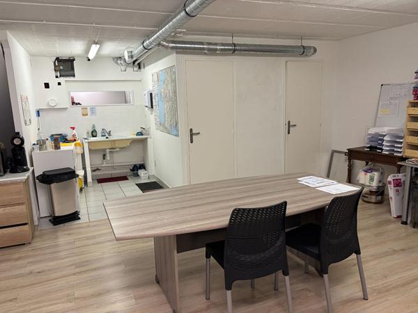 Bureau
        
        - 1699 m²