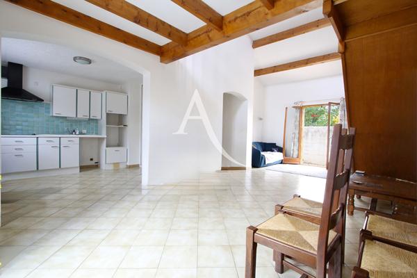 VILLENEUVE LES MAGUELONE - VILLA NON MITOYENNE - T5 - CONSTRUCTION 1990 -101 M2 - 3 CHAMBRES - 1 MEZZANINE 2 SDE - GARAGE - 2 PARKINGS - CLIMATISATION - VILLA TRÈS BIEN ENTRETENUE - PROXIMITÉ IMMÉDIATE DE L'ARRET DE BUS N°44 "LES MOURES"
