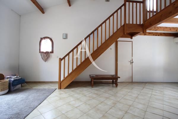 VILLENEUVE LES MAGUELONE - VILLA NON MITOYENNE - T5 - CONSTRUCTION 1990 -101 M2 - 3 CHAMBRES - 1 MEZZANINE 2 SDE - GARAGE - 2 PARKINGS - CLIMATISATION - VILLA TRÈS BIEN ENTRETENUE - PROXIMITÉ IMMÉDIATE DE L'ARRET DE BUS N°44 "LES MOURES"