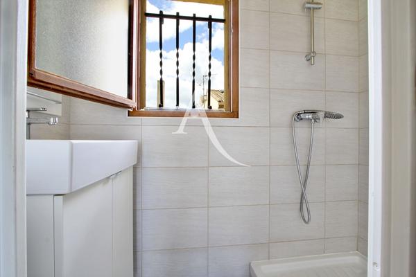VILLENEUVE LES MAGUELONE - VILLA NON MITOYENNE - T5 - CONSTRUCTION 1990 -101 M2 - 3 CHAMBRES - 1 MEZZANINE 2 SDE - GARAGE - 2 PARKINGS - CLIMATISATION - VILLA TRÈS BIEN ENTRETENUE - PROXIMITÉ IMMÉDIATE DE L'ARRET DE BUS N°44 "LES MOURES"