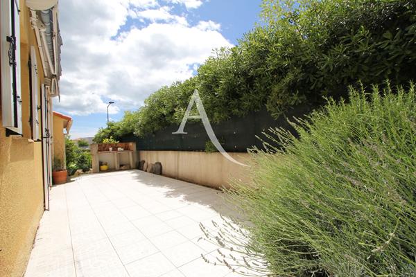 VILLENEUVE LES MAGUELONE - VILLA NON MITOYENNE - T5 - CONSTRUCTION 1990 -101 M2 - 3 CHAMBRES - 1 MEZZANINE 2 SDE - GARAGE - 2 PARKINGS - CLIMATISATION - VILLA TRÈS BIEN ENTRETENUE - PROXIMITÉ IMMÉDIATE DE L'ARRET DE BUS N°44 "LES MOURES"