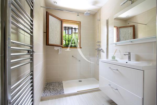 VILLENEUVE LES MAGUELONE - VILLA NON MITOYENNE - T5 - CONSTRUCTION 1990 -101 M2 - 3 CHAMBRES - 1 MEZZANINE 2 SDE - GARAGE - 2 PARKINGS - CLIMATISATION - VILLA TRÈS BIEN ENTRETENUE - PROXIMITÉ IMMÉDIATE DE L'ARRET DE BUS N°44 "LES MOURES"