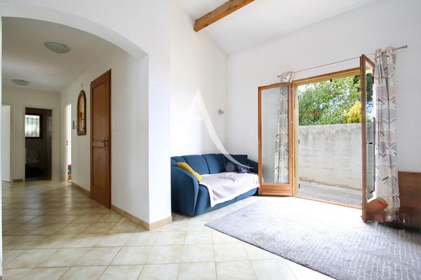 VILLENEUVE LES MAGUELONE - VILLA NON MITOYENNE - T5 - CONSTRUCTION 1990 -101 M2 - 3 CHAMBRES - 1 MEZZANINE 2 SDE - GARAGE - 2 PARKINGS - CLIMATISATION - VILLA TRÈS BIEN ENTRETENUE - PROXIMITÉ IMMÉDIATE DE L'ARRET DE BUS N°44 "LES MOURES"