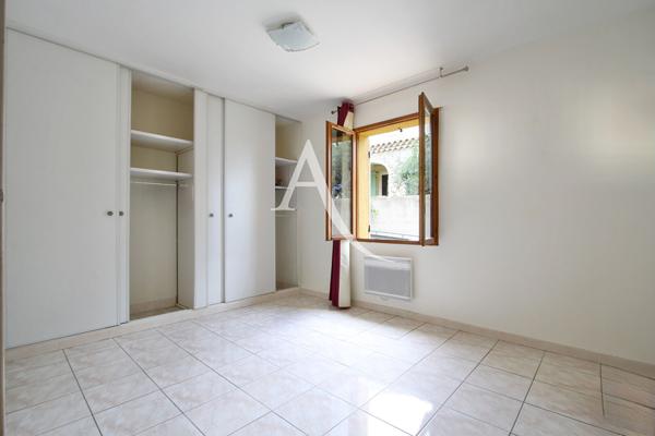VILLENEUVE LES MAGUELONE - VILLA NON MITOYENNE - T5 - CONSTRUCTION 1990 -101 M2 - 3 CHAMBRES - 1 MEZZANINE 2 SDE - GARAGE - 2 PARKINGS - CLIMATISATION - VILLA TRÈS BIEN ENTRETENUE - PROXIMITÉ IMMÉDIATE DE L'ARRET DE BUS N°44 "LES MOURES"