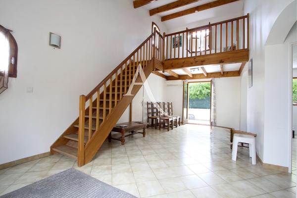 VILLENEUVE LES MAGUELONE - VILLA NON MITOYENNE - T5 - CONSTRUCTION 1990 -101 M2 - 3 CHAMBRES - 1 MEZZANINE 2 SDE - GARAGE - 2 PARKINGS - CLIMATISATION - VILLA TRÈS BIEN ENTRETENUE - PROXIMITÉ IMMÉDIATE DE L'ARRET DE BUS N°44 "LES MOURES"
