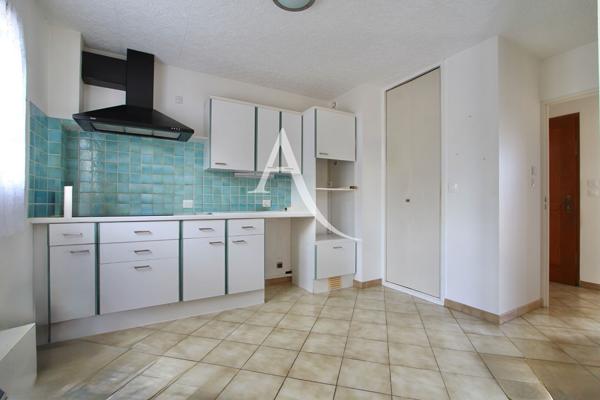 VILLENEUVE LES MAGUELONE - VILLA NON MITOYENNE - T5 - CONSTRUCTION 1990 -101 M2 - 3 CHAMBRES - 1 MEZZANINE 2 SDE - GARAGE - 2 PARKINGS - CLIMATISATION - VILLA TRÈS BIEN ENTRETENUE - PROXIMITÉ IMMÉDIATE DE L'ARRET DE BUS N°44 "LES MOURES"