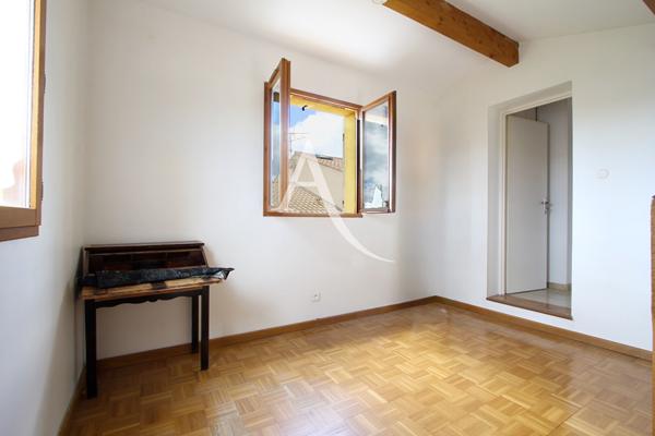 VILLENEUVE LES MAGUELONE - VILLA NON MITOYENNE - T5 - CONSTRUCTION 1990 -101 M2 - 3 CHAMBRES - 1 MEZZANINE 2 SDE - GARAGE - 2 PARKINGS - CLIMATISATION - VILLA TRÈS BIEN ENTRETENUE - PROXIMITÉ IMMÉDIATE DE L'ARRET DE BUS N°44 "LES MOURES"