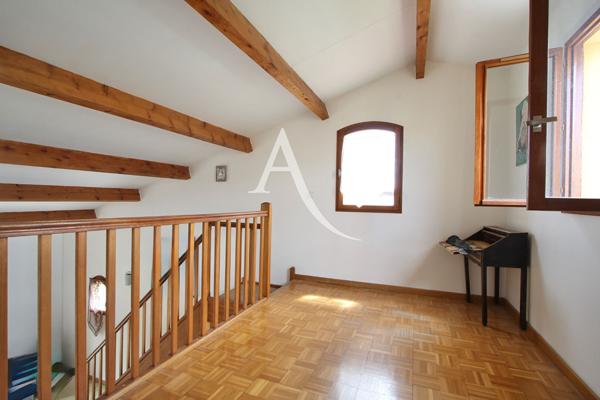 VILLENEUVE LES MAGUELONE - VILLA NON MITOYENNE - T5 - CONSTRUCTION 1990 -101 M2 - 3 CHAMBRES - 1 MEZZANINE 2 SDE - GARAGE - 2 PARKINGS - CLIMATISATION - VILLA TRÈS BIEN ENTRETENUE - PROXIMITÉ IMMÉDIATE DE L'ARRET DE BUS N°44 "LES MOURES"
