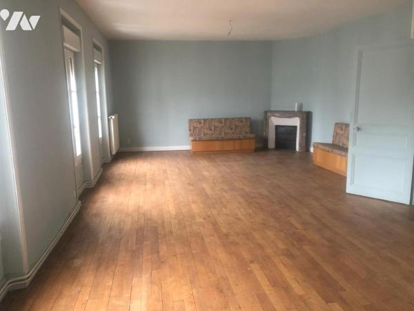 Dans le centre ville, immeuble à usage mixte commercial et d'habitation