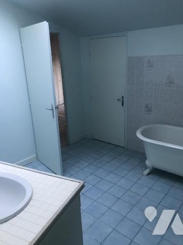 Dans le centre ville, immeuble à usage mixte commercial et d'habitation