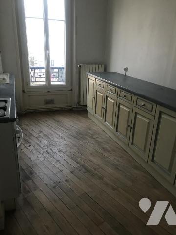 Dans le centre ville, immeuble à usage mixte commercial et d'habitation