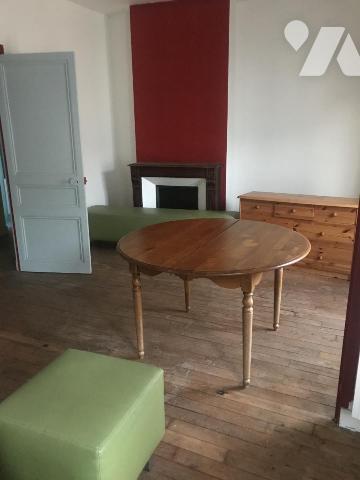 Dans le centre ville, immeuble à usage mixte commercial et d'habitation