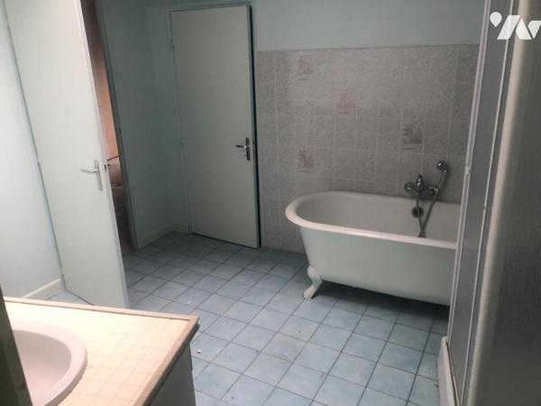 Dans le centre ville, immeuble à usage mixte commercial et d'habitation