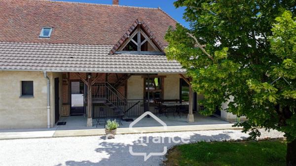 Propriété avec gîtes et chambres d’hôtes dans dépendances séparées et Maison bressane rénovée de 140 m² – Terrain 4374 m² –LOUHANS (71500)