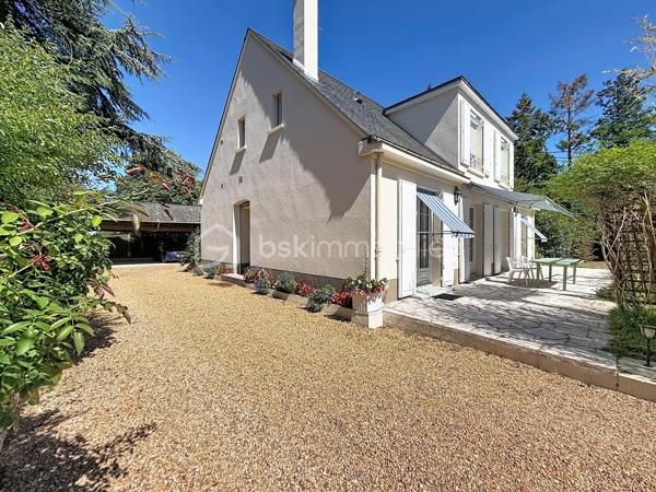 Un cadre de vie privilégié, de beaux volumes et un environnement verdoyant à seulement quelques minutes de Tours.
À la limite de Chambray-lès-Tours, cette maison familiale séduit avant tout par son environnement : installée dans un secteur résidentiel recherché, elle permet de profiter d'un quotidien pratique tout en bénéficiant d'un magnifique jardin de 1 200 m², clos, arboré et totalement préservé des regards.
Commerces, écoles, transports et services sont facilement accessibles, tandis que les Deux-Lions, le centre de Tours et l'autoroute A10 se rejoignent très rapidement.
La maison a été pensée pour offrir une vie familiale confortable, avec notamment la possibilité de vivre de plain-pied.
Le rez-de-chaussée accueille un agréable séjour lumineux agrémenté d'une cheminée, une cuisine aménagée et équipée, ainsi que deux chambres, une salle de bains et un WC indépendant. Une configuration particulièrement appréciable au quotidien, aussi bien pour une famille que pour ceux qui souhaitent disposer d'un espace nuit au rez-de-chaussée.
À l'étage, chacun peut trouver son espace : deux chambres supplémentaires, dont l'une bénéficie de sa propre salle d'eau, un bureau parfait pour le télétravail, une seconde salle d'eau, une buanderie et surtout une grande mezzanine qui pourra évoluer selon vos envies : espace détente, salle de jeux, bibliothèque ou salon supplémentaire.
Sur 1 200 m², le terrain offre un véritable écrin de verdure, sans vis-à-vis, avec ses pêchers, pommiers et sa vigne. La grande terrasse exposée plein sud, prolongée par un store banne, devient naturellement un lieu de vie supplémentaire aux beaux jours, pour les repas en famille comme pour les moments entre amis.
Les points forts :
• Chaudière gaz avec production d'eau chaude remplacée en 2025
• Crépi refait il y a 3 ans
• Vie possible de plain-pied avec deux chambres au rez-de-chaussée
• Terrain clos, arboré et sans vis-à-vis de 1 200 m²
• Garage et carport double
• Emplacement privilégié, proche de toutes les commodités
Une maison familiale chaleureuse et fonctionnelle, particulièrement agréable pour ceux qui recherchent de l'espace, un beau jardin et la tranquillité d'un environnement résidentiel sans renoncer à la proximité de la ville.