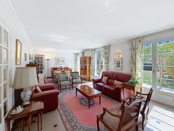 Un cadre de vie privilégié, de beaux volumes et un environnement verdoyant à seulement quelques minutes de Tours.
À la limite de Chambray-lès-Tours, cette maison familiale séduit avant tout par son environnement : installée dans un secteur résidentiel recherché, elle permet de profiter d'un quotidien pratique tout en bénéficiant d'un magnifique jardin de 1 200 m², clos, arboré et totalement préservé des regards.
Commerces, écoles, transports et services sont facilement accessibles, tandis que les Deux-Lions, le centre de Tours et l'autoroute A10 se rejoignent très rapidement.
La maison a été pensée pour offrir une vie familiale confortable, avec notamment la possibilité de vivre de plain-pied.
Le rez-de-chaussée accueille un agréable séjour lumineux agrémenté d'une cheminée, une cuisine aménagée et équipée, ainsi que deux chambres, une salle de bains et un WC indépendant. Une configuration particulièrement appréciable au quotidien, aussi bien pour une famille que pour ceux qui souhaitent disposer d'un espace nuit au rez-de-chaussée.
À l'étage, chacun peut trouver son espace : deux chambres supplémentaires, dont l'une bénéficie de sa propre salle d'eau, un bureau parfait pour le télétravail, une seconde salle d'eau, une buanderie et surtout une grande mezzanine qui pourra évoluer selon vos envies : espace détente, salle de jeux, bibliothèque ou salon supplémentaire.
Sur 1 200 m², le terrain offre un véritable écrin de verdure, sans vis-à-vis, avec ses pêchers, pommiers et sa vigne. La grande terrasse exposée plein sud, prolongée par un store banne, devient naturellement un lieu de vie supplémentaire aux beaux jours, pour les repas en famille comme pour les moments entre amis.
Les points forts :
• Chaudière gaz avec production d'eau chaude remplacée en 2025
• Crépi refait il y a 3 ans
• Vie possible de plain-pied avec deux chambres au rez-de-chaussée
• Terrain clos, arboré et sans vis-à-vis de 1 200 m²
• Garage et carport double
• Emplacement privilégié, proche de toutes les commodités
Une maison familiale chaleureuse et fonctionnelle, particulièrement agréable pour ceux qui recherchent de l'espace, un beau jardin et la tranquillité d'un environnement résidentiel sans renoncer à la proximité de la ville.