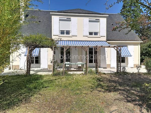 Un cadre de vie privilégié, de beaux volumes et un environnement verdoyant à seulement quelques minutes de Tours.
À la limite de Chambray-lès-Tours, cette maison familiale séduit avant tout par son environnement : installée dans un secteur résidentiel recherché, elle permet de profiter d'un quotidien pratique tout en bénéficiant d'un magnifique jardin de 1 200 m², clos, arboré et totalement préservé des regards.
Commerces, écoles, transports et services sont facilement accessibles, tandis que les Deux-Lions, le centre de Tours et l'autoroute A10 se rejoignent très rapidement.
La maison a été pensée pour offrir une vie familiale confortable, avec notamment la possibilité de vivre de plain-pied.
Le rez-de-chaussée accueille un agréable séjour lumineux agrémenté d'une cheminée, une cuisine aménagée et équipée, ainsi que deux chambres, une salle de bains et un WC indépendant. Une configuration particulièrement appréciable au quotidien, aussi bien pour une famille que pour ceux qui souhaitent disposer d'un espace nuit au rez-de-chaussée.
À l'étage, chacun peut trouver son espace : deux chambres supplémentaires, dont l'une bénéficie de sa propre salle d'eau, un bureau parfait pour le télétravail, une seconde salle d'eau, une buanderie et surtout une grande mezzanine qui pourra évoluer selon vos envies : espace détente, salle de jeux, bibliothèque ou salon supplémentaire.
Sur 1 200 m², le terrain offre un véritable écrin de verdure, sans vis-à-vis, avec ses pêchers, pommiers et sa vigne. La grande terrasse exposée plein sud, prolongée par un store banne, devient naturellement un lieu de vie supplémentaire aux beaux jours, pour les repas en famille comme pour les moments entre amis.
Les points forts :
• Chaudière gaz avec production d'eau chaude remplacée en 2025
• Crépi refait il y a 3 ans
• Vie possible de plain-pied avec deux chambres au rez-de-chaussée
• Terrain clos, arboré et sans vis-à-vis de 1 200 m²
• Garage et carport double
• Emplacement privilégié, proche de toutes les commodités
Une maison familiale chaleureuse et fonctionnelle, particulièrement agréable pour ceux qui recherchent de l'espace, un beau jardin et la tranquillité d'un environnement résidentiel sans renoncer à la proximité de la ville.