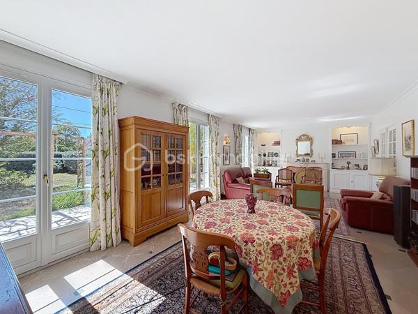 Un cadre de vie privilégié, de beaux volumes et un environnement verdoyant à seulement quelques minutes de Tours.
À la limite de Chambray-lès-Tours, cette maison familiale séduit avant tout par son environnement : installée dans un secteur résidentiel recherché, elle permet de profiter d'un quotidien pratique tout en bénéficiant d'un magnifique jardin de 1 200 m², clos, arboré et totalement préservé des regards.
Commerces, écoles, transports et services sont facilement accessibles, tandis que les Deux-Lions, le centre de Tours et l'autoroute A10 se rejoignent très rapidement.
La maison a été pensée pour offrir une vie familiale confortable, avec notamment la possibilité de vivre de plain-pied.
Le rez-de-chaussée accueille un agréable séjour lumineux agrémenté d'une cheminée, une cuisine aménagée et équipée, ainsi que deux chambres, une salle de bains et un WC indépendant. Une configuration particulièrement appréciable au quotidien, aussi bien pour une famille que pour ceux qui souhaitent disposer d'un espace nuit au rez-de-chaussée.
À l'étage, chacun peut trouver son espace : deux chambres supplémentaires, dont l'une bénéficie de sa propre salle d'eau, un bureau parfait pour le télétravail, une seconde salle d'eau, une buanderie et surtout une grande mezzanine qui pourra évoluer selon vos envies : espace détente, salle de jeux, bibliothèque ou salon supplémentaire.
Sur 1 200 m², le terrain offre un véritable écrin de verdure, sans vis-à-vis, avec ses pêchers, pommiers et sa vigne. La grande terrasse exposée plein sud, prolongée par un store banne, devient naturellement un lieu de vie supplémentaire aux beaux jours, pour les repas en famille comme pour les moments entre amis.
Les points forts :
• Chaudière gaz avec production d'eau chaude remplacée en 2025
• Crépi refait il y a 3 ans
• Vie possible de plain-pied avec deux chambres au rez-de-chaussée
• Terrain clos, arboré et sans vis-à-vis de 1 200 m²
• Garage et carport double
• Emplacement privilégié, proche de toutes les commodités
Une maison familiale chaleureuse et fonctionnelle, particulièrement agréable pour ceux qui recherchent de l'espace, un beau jardin et la tranquillité d'un environnement résidentiel sans renoncer à la proximité de la ville.