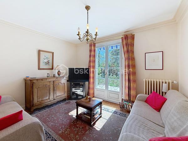 Un cadre de vie privilégié, de beaux volumes et un environnement verdoyant à seulement quelques minutes de Tours.
À la limite de Chambray-lès-Tours, cette maison familiale séduit avant tout par son environnement : installée dans un secteur résidentiel recherché, elle permet de profiter d'un quotidien pratique tout en bénéficiant d'un magnifique jardin de 1 200 m², clos, arboré et totalement préservé des regards.
Commerces, écoles, transports et services sont facilement accessibles, tandis que les Deux-Lions, le centre de Tours et l'autoroute A10 se rejoignent très rapidement.
La maison a été pensée pour offrir une vie familiale confortable, avec notamment la possibilité de vivre de plain-pied.
Le rez-de-chaussée accueille un agréable séjour lumineux agrémenté d'une cheminée, une cuisine aménagée et équipée, ainsi que deux chambres, une salle de bains et un WC indépendant. Une configuration particulièrement appréciable au quotidien, aussi bien pour une famille que pour ceux qui souhaitent disposer d'un espace nuit au rez-de-chaussée.
À l'étage, chacun peut trouver son espace : deux chambres supplémentaires, dont l'une bénéficie de sa propre salle d'eau, un bureau parfait pour le télétravail, une seconde salle d'eau, une buanderie et surtout une grande mezzanine qui pourra évoluer selon vos envies : espace détente, salle de jeux, bibliothèque ou salon supplémentaire.
Sur 1 200 m², le terrain offre un véritable écrin de verdure, sans vis-à-vis, avec ses pêchers, pommiers et sa vigne. La grande terrasse exposée plein sud, prolongée par un store banne, devient naturellement un lieu de vie supplémentaire aux beaux jours, pour les repas en famille comme pour les moments entre amis.
Les points forts :
• Chaudière gaz avec production d'eau chaude remplacée en 2025
• Crépi refait il y a 3 ans
• Vie possible de plain-pied avec deux chambres au rez-de-chaussée
• Terrain clos, arboré et sans vis-à-vis de 1 200 m²
• Garage et carport double
• Emplacement privilégié, proche de toutes les commodités
Une maison familiale chaleureuse et fonctionnelle, particulièrement agréable pour ceux qui recherchent de l'espace, un beau jardin et la tranquillité d'un environnement résidentiel sans renoncer à la proximité de la ville.