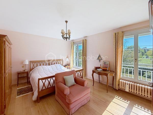 Un cadre de vie privilégié, de beaux volumes et un environnement verdoyant à seulement quelques minutes de Tours.
À la limite de Chambray-lès-Tours, cette maison familiale séduit avant tout par son environnement : installée dans un secteur résidentiel recherché, elle permet de profiter d'un quotidien pratique tout en bénéficiant d'un magnifique jardin de 1 200 m², clos, arboré et totalement préservé des regards.
Commerces, écoles, transports et services sont facilement accessibles, tandis que les Deux-Lions, le centre de Tours et l'autoroute A10 se rejoignent très rapidement.
La maison a été pensée pour offrir une vie familiale confortable, avec notamment la possibilité de vivre de plain-pied.
Le rez-de-chaussée accueille un agréable séjour lumineux agrémenté d'une cheminée, une cuisine aménagée et équipée, ainsi que deux chambres, une salle de bains et un WC indépendant. Une configuration particulièrement appréciable au quotidien, aussi bien pour une famille que pour ceux qui souhaitent disposer d'un espace nuit au rez-de-chaussée.
À l'étage, chacun peut trouver son espace : deux chambres supplémentaires, dont l'une bénéficie de sa propre salle d'eau, un bureau parfait pour le télétravail, une seconde salle d'eau, une buanderie et surtout une grande mezzanine qui pourra évoluer selon vos envies : espace détente, salle de jeux, bibliothèque ou salon supplémentaire.
Sur 1 200 m², le terrain offre un véritable écrin de verdure, sans vis-à-vis, avec ses pêchers, pommiers et sa vigne. La grande terrasse exposée plein sud, prolongée par un store banne, devient naturellement un lieu de vie supplémentaire aux beaux jours, pour les repas en famille comme pour les moments entre amis.
Les points forts :
• Chaudière gaz avec production d'eau chaude remplacée en 2025
• Crépi refait il y a 3 ans
• Vie possible de plain-pied avec deux chambres au rez-de-chaussée
• Terrain clos, arboré et sans vis-à-vis de 1 200 m²
• Garage et carport double
• Emplacement privilégié, proche de toutes les commodités
Une maison familiale chaleureuse et fonctionnelle, particulièrement agréable pour ceux qui recherchent de l'espace, un beau jardin et la tranquillité d'un environnement résidentiel sans renoncer à la proximité de la ville.