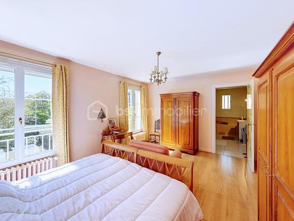 Un cadre de vie privilégié, de beaux volumes et un environnement verdoyant à seulement quelques minutes de Tours.
À la limite de Chambray-lès-Tours, cette maison familiale séduit avant tout par son environnement : installée dans un secteur résidentiel recherché, elle permet de profiter d'un quotidien pratique tout en bénéficiant d'un magnifique jardin de 1 200 m², clos, arboré et totalement préservé des regards.
Commerces, écoles, transports et services sont facilement accessibles, tandis que les Deux-Lions, le centre de Tours et l'autoroute A10 se rejoignent très rapidement.
La maison a été pensée pour offrir une vie familiale confortable, avec notamment la possibilité de vivre de plain-pied.
Le rez-de-chaussée accueille un agréable séjour lumineux agrémenté d'une cheminée, une cuisine aménagée et équipée, ainsi que deux chambres, une salle de bains et un WC indépendant. Une configuration particulièrement appréciable au quotidien, aussi bien pour une famille que pour ceux qui souhaitent disposer d'un espace nuit au rez-de-chaussée.
À l'étage, chacun peut trouver son espace : deux chambres supplémentaires, dont l'une bénéficie de sa propre salle d'eau, un bureau parfait pour le télétravail, une seconde salle d'eau, une buanderie et surtout une grande mezzanine qui pourra évoluer selon vos envies : espace détente, salle de jeux, bibliothèque ou salon supplémentaire.
Sur 1 200 m², le terrain offre un véritable écrin de verdure, sans vis-à-vis, avec ses pêchers, pommiers et sa vigne. La grande terrasse exposée plein sud, prolongée par un store banne, devient naturellement un lieu de vie supplémentaire aux beaux jours, pour les repas en famille comme pour les moments entre amis.
Les points forts :
• Chaudière gaz avec production d'eau chaude remplacée en 2025
• Crépi refait il y a 3 ans
• Vie possible de plain-pied avec deux chambres au rez-de-chaussée
• Terrain clos, arboré et sans vis-à-vis de 1 200 m²
• Garage et carport double
• Emplacement privilégié, proche de toutes les commodités
Une maison familiale chaleureuse et fonctionnelle, particulièrement agréable pour ceux qui recherchent de l'espace, un beau jardin et la tranquillité d'un environnement résidentiel sans renoncer à la proximité de la ville.